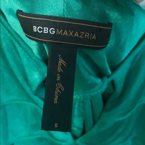 Cute, green ruffle BCBGMAZAZRIA top. - Picture 2 of 3